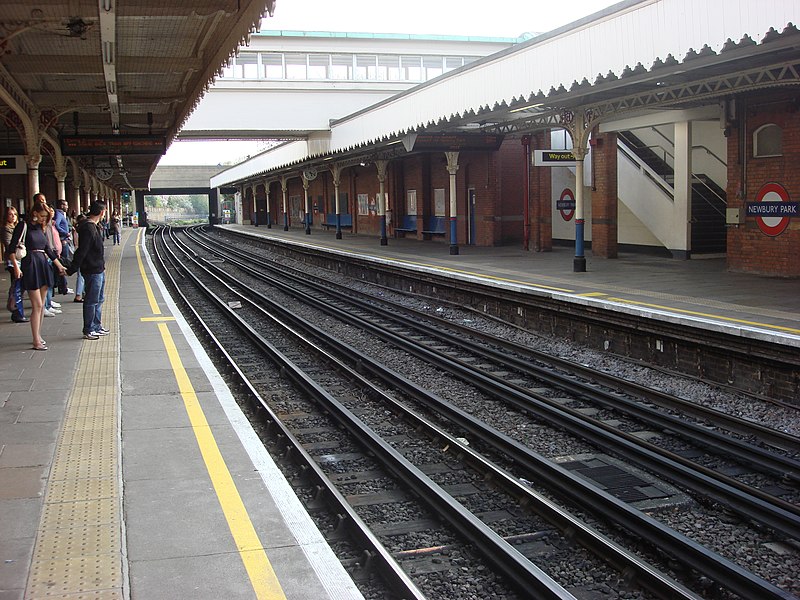 File:Newbury Park tube station 267.jpg