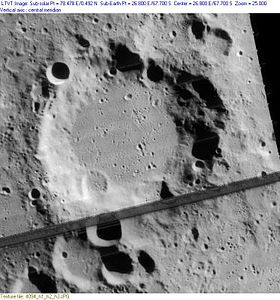 Lunar Orbiter - Image de la sonde IV.  La bande dans l'image est un artefact de l'image.