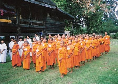 Tập_tin:Novice_in_the_Buddhist_religion_is_standing.jpg