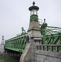 Ճանապարհային կամուրջը ամբարտակի վրա