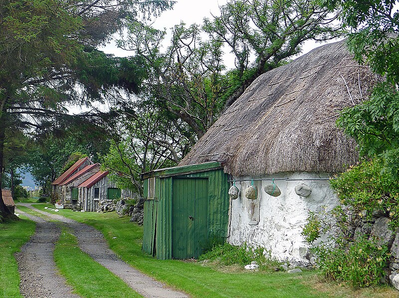 File:Old houses at Lower Ardelve (geograph 3049656).jpg