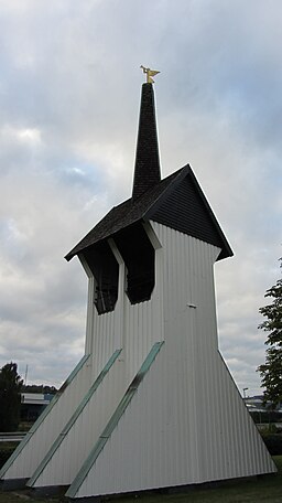 Kyrkans klockstapel.