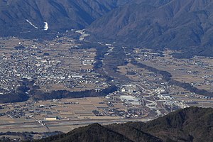 東側の戸倉山から望む天竜川に合流する太田切川、その南側に駒ヶ根市の中心市街地（2019年1月19日）