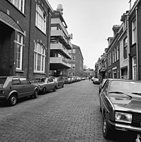 De Gedempte Keizersgracht naar het noorden gezien, met links een modern kantoorpand (inmiddels gesloopt), en daarachter de telefooncentrale, waarvan ook de zendmast nog net zichtbaar is.