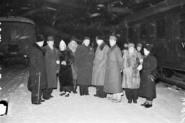 Paavo Nurmi ja Taisto Mäki asemalaiturilla lähdössä Amerikan matkalle 1940 (HK19670603-42966).tif