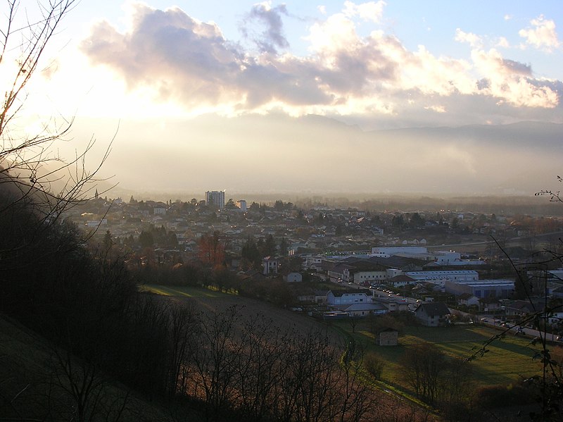 File:Panor de domène depuis tour d'estape 1.jpg