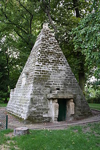 Pyramid in the gardens of Parc Monceau (Paris), 1778