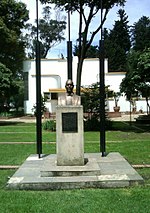 Thumbnail for File:Parque Nacional - Busto de Enrique Olaya Herrera con teatro el Parque.jpg