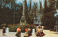 Historic postcard of Parque de los Mártires, circa 1945–50, at the moment was named Parque Martí, to honor José Martí (bust at the back), it was later renamed to honor all Independence fighters, to whom the truncated pillar monument was built.