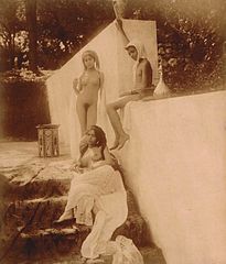 Dans le jardin du photographe ou du peintre, Algérie, vers 1910