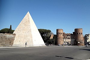 Piramide Cestia ve Porta San Paolo ile Piazzale Ostiense