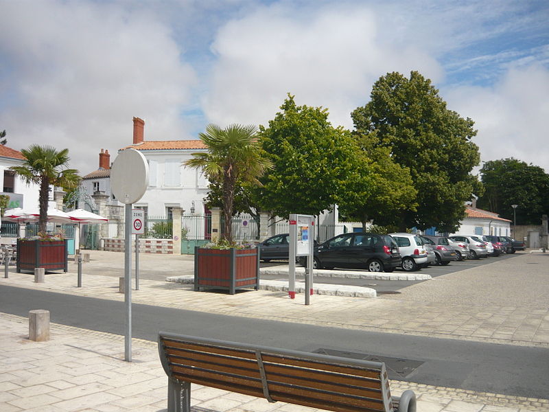 File:Place de la République Aytré.jpg