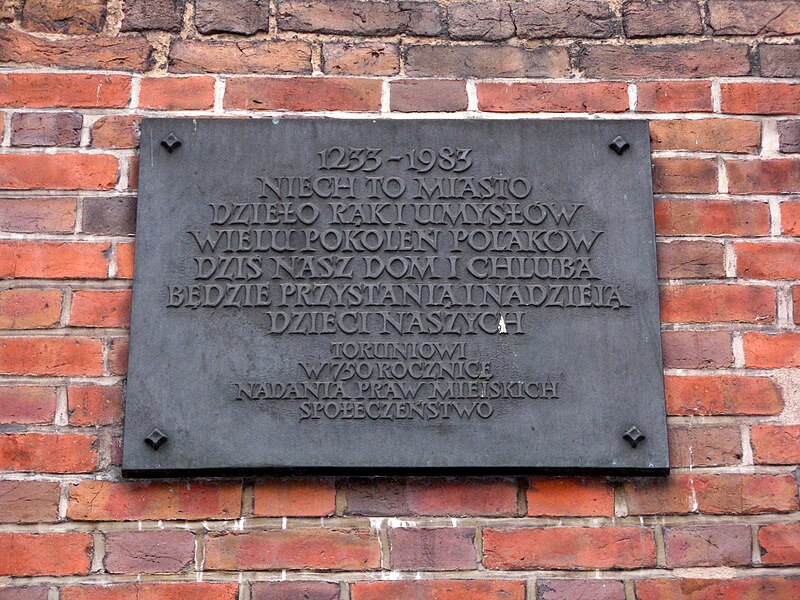 File:Plaque annual on building in Old Town in Toruń.jpg