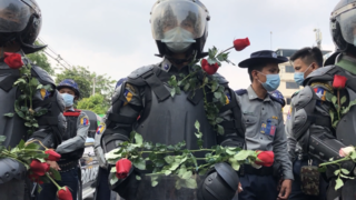 6. februar, politifolk med roser i Hledan, Yangon.
