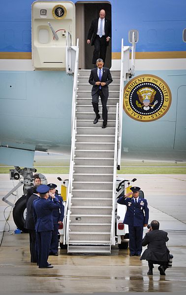 File:President Barack Obama disembarks Air Force One May 28, 2013, at Joint Base McGuire-Dix-Lakehurst, N.J. Obama traveled to New Jersey to meet with Gov. Chris Christie and to tour areas of the Jersey Shore 130528-F-XQ265-534.jpg