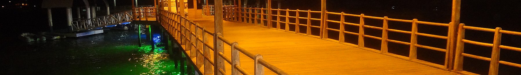 Puerto Ayoran banneri Dock.JPG