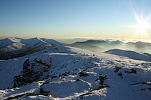 Vista desde Peñalara hacia la Bola del Mundo (izquierda) y Siete Picos (derecha). Últimas horas del día en noviembre.