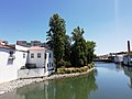 Tomar. Lugar del río Nabão donde la tradición sitúa el asesinato de Santa Irene, señalado por un nicho con la estatua de la santa.