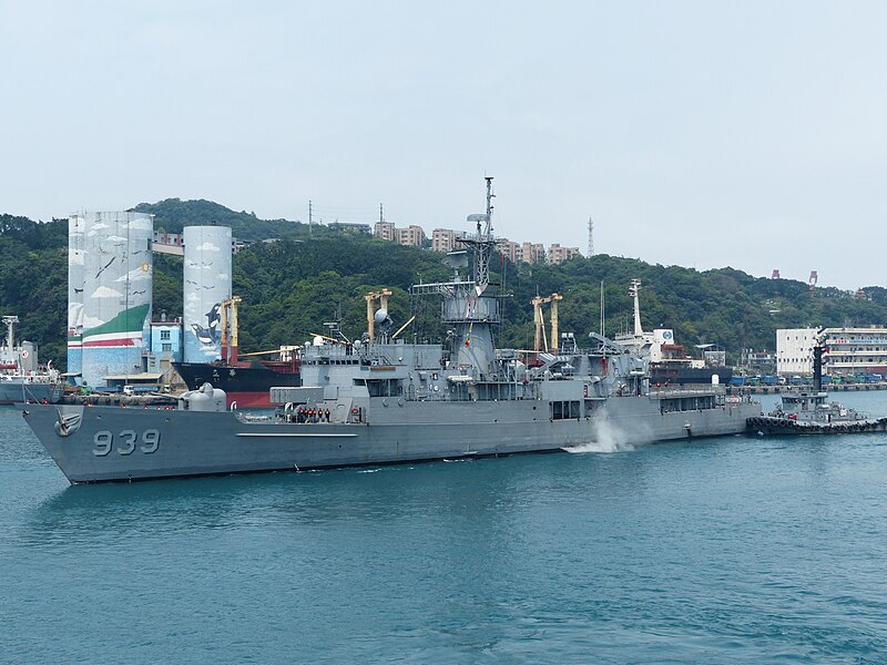 File:ROCN Yi Yang (FFG-939) in Keelung Port Pushing by Tugboat YTL49 20140327.jpg