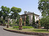 Villa Dr.-Schmincke-Allee 20, am nordöstlichen Rand des Fontainenplatzes.