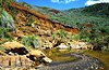 Een rivier in het zuiden van Nieuw-Caledonië is een water dat rijk is aan metaaloxiden in het zuiden van Grande Terre.