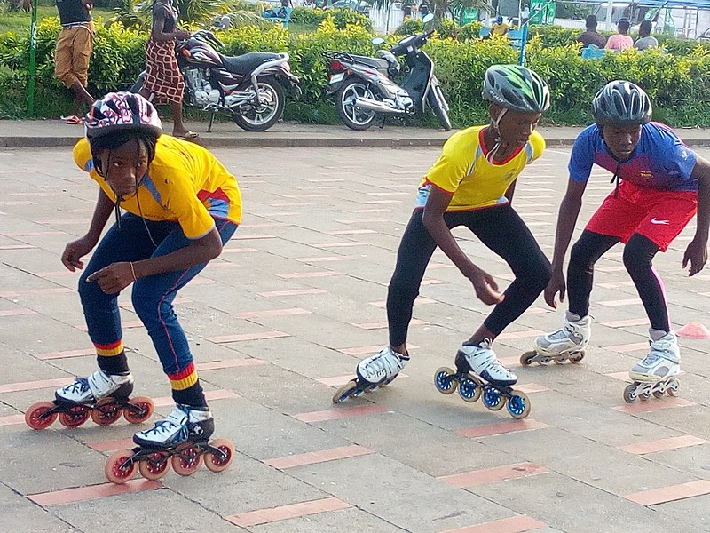 File:Roller femmes de Cotonou 002.jpg