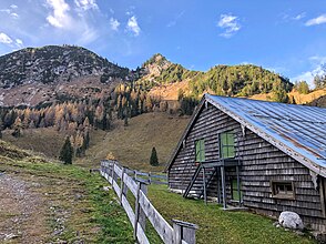 Almhütte der Oberen Rosengassenalm vor der Jägerwand