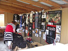 Stand con merchandise allestito in occasione di uno show