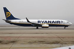 Ryanair, EI-EKJ, Boeing 737-8AS (24151373404).jpg