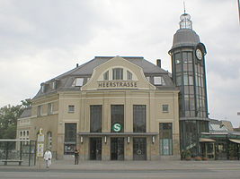 Eingangsgebäude der Station