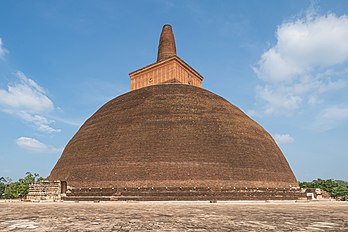 Abhayagiri Dagaba, uma estupa e um dos pontos focais do complexo do antigo mosteiro budista maaiana, teravada e vajrayana Abhayagiri em Anuradapura, Sri Lanka. Uma das ruínas mais extensas do mundo e uma das cidades de peregrinação budista mais sagradas do país. Historicamente foi um grande centro monástico e também uma capital real, com magníficos mosteiros elevando-se a muitos andares, com telhados de bronze dourado ou telhas de barro queimado esmaltadas em cores brilhantes. Ao norte da cidade, cercado por grandes muros e contendo elaborados lagos para banho, balaustradas esculpidas e pedras da lua, ficava “Abhayagiri”, uma das dezessete unidades religiosas em Anuradapura e a maior de seus cinco principais viaras. (definição 5 057 × 3 371)