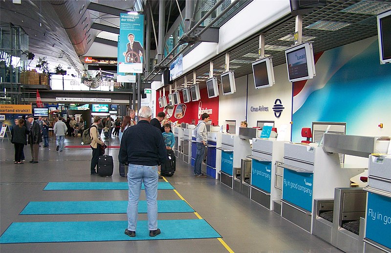 File:Saarbrücken - Flughafen - SCN - Check-in-Schalter.jpg