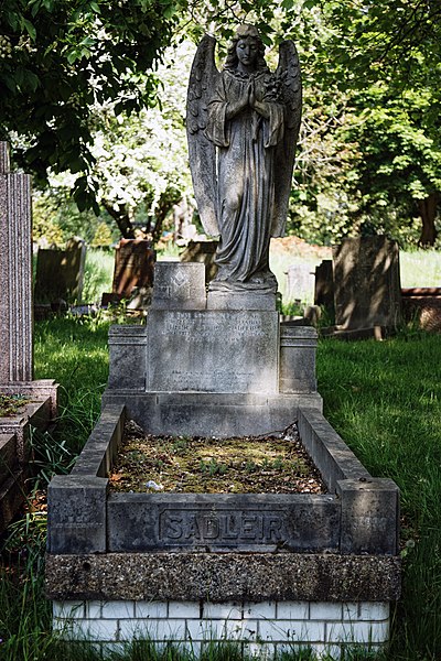 File:Sadleir grave 1949 City of London Cemetery darker warmer.jpg