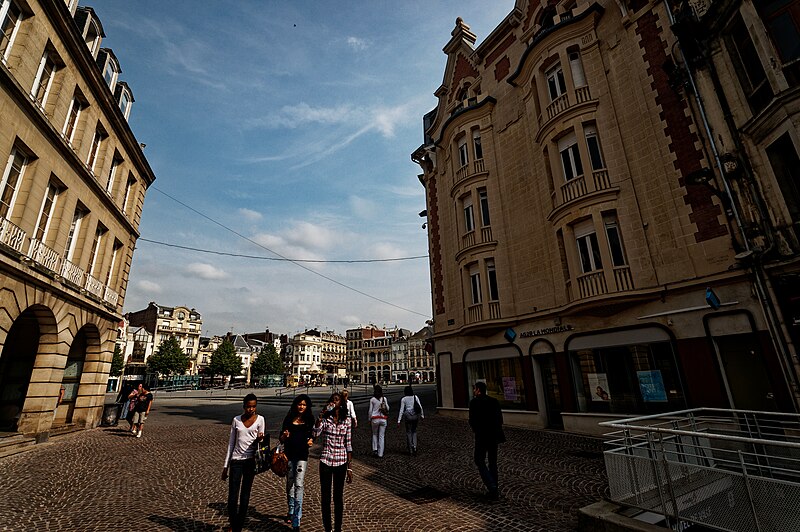 File:Saint-Quentin - Rue Émile Zola - View East towards Place de l'Hôtel de Ville.jpg