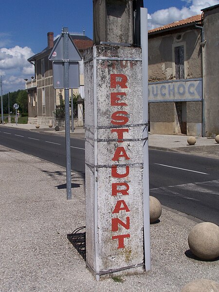 File:Sainte-Croix-du-Mont D10 Réclame Restaurant.jpg