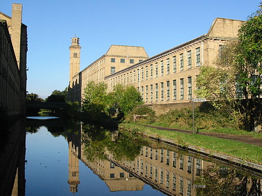 Industriedorf Saltaire: Blick über den Leeds and Liverpool Canal auf die Salt Mill (UNESCO-Weltkulturerbe in England)