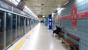 Seoul-metro-824-Sinheung-station-platform-20181124-142334.jpg