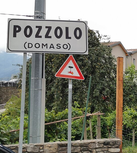 File:Settlement border sign of Pozzolo (Domaso).jpg