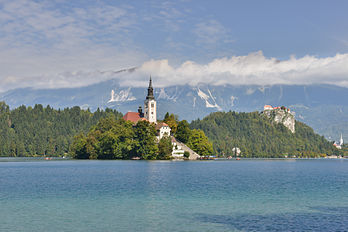 Vue sur le lac de Bled (Slovénie). L'île de Bled et son église néogothique sont au centre, le château à l'arrière-plan, sur sa falaise. (définition réelle 3 600 × 2 403)