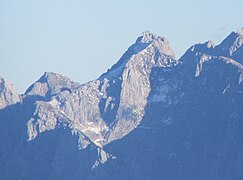 Sonneck (Mitte), Kaiserkopf (links), Kopfkraxn (rechts), vorne das Obere Gamskarköpfl und rechts davor das Untere Gamskarköpfl (Kufsteiner Klettersteig)