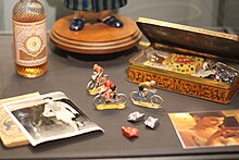 Props of the childhood souvenirs of Dominique Bretodeau that Amélie finds in the metal box in her apartment wall, and a photograph of Amélie holding the box.