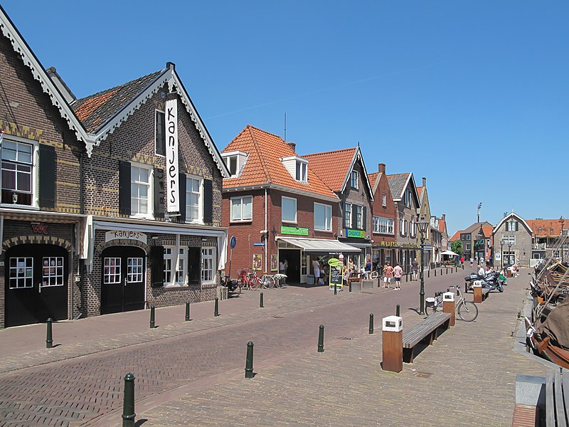 File:Spakenburg, straatzicht Oude Schans foto4 2012-05-28 13.12.JPG