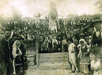 Жители од Старо Нагоричане пред споменикот на војводата Петко Муса во 1920-те години. Споменикот бил миниран од страна на бугарскиот окупатор во Втората светска војна