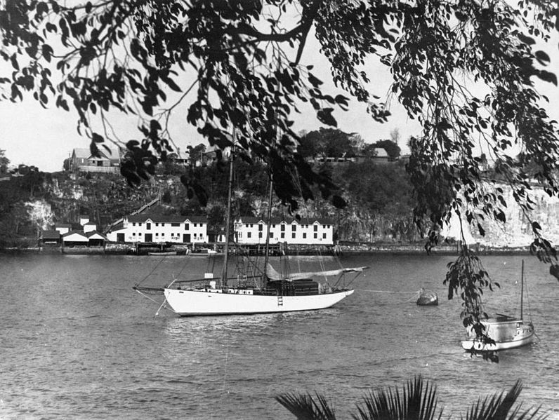 File:StateLibQld 1 189995 Naval Stores and wharves along Kangaroo Point on the Brisbane River, ca. 1935.jpg