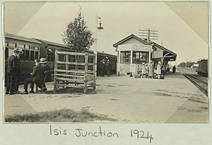 StateLibQld 1 259233 Железнодорожная станция Isis Junction, 1924.jpg 