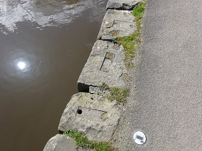 File:Stone railway sleepers, Linlithgow, Union Canal Basin, West Lothian.jpg