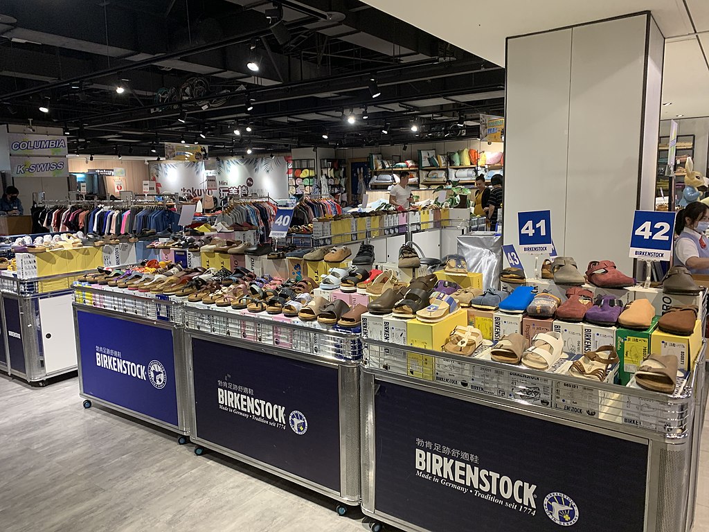 File:The Birkenstock Outlet in SHIN 