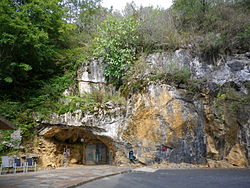 Der Eingang der Höhle von Isturitz.jpg