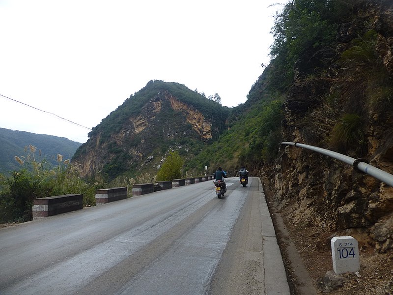 File:Tonghai Xian - S214 - descent from Lishan to Gaoda - P1360545.JPG