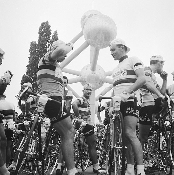 File:Tour de France , renners bij Atomium, Bestanddeelnr 911-3741.jpg